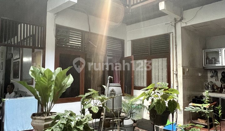 rumah vintage 2 lantai bonus 13 kamar kos 