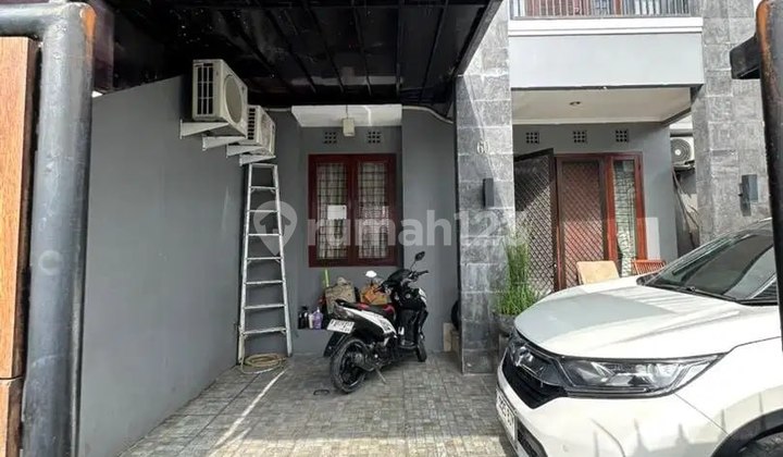 For Rent: 2-Story House in Meruya, Land Area 130 m², Building Area 190 m², 4+1 Bedrooms, 4+1 Bathrooms, Fully Furnished, 2-Car Carport, Minimum 2-Year Lease Initially, Ready to Occupy, Come Check It Out!! 2