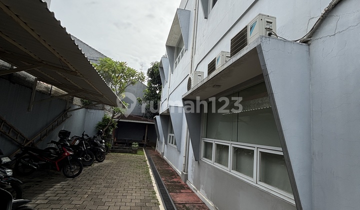 Dijual Gedung Perkantoran 3 Lt 18.5 X 47 M2 Di Tanjung Barat Jagakarsa Jaksel Lt 876 M2 Lb 629 M2. Semi Furnished Siap Huni!! 2