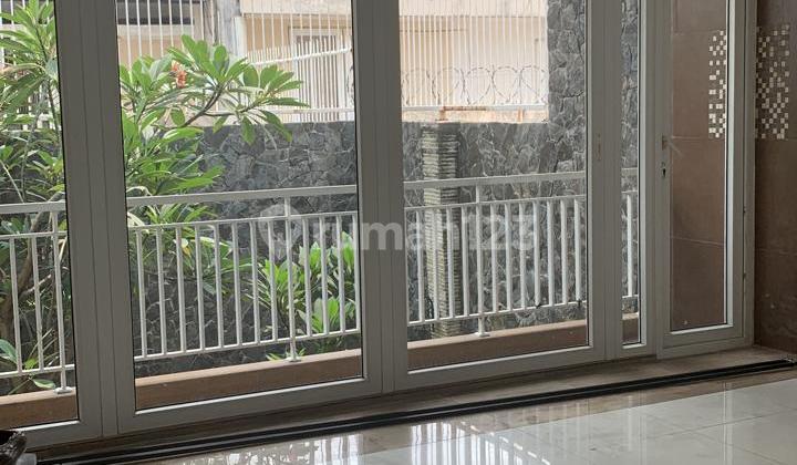 Dijual Rumah 2 LT di Green Court Cengkareng 10 X 22 M2 Hadap Utara Semi Furniture Yg Nempel Dikasih Ada 5+1 KT 3+1 KM Nego Yuk Survey Yuk!