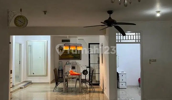 For Rent: 1-Story House in Kebon Jeruk, Land Size 225 M2, Building Size 225 M2, 4 Bedrooms, 2 Bathrooms, Semi-Furnished, Ready to Occupy, 1 Carport, 1 Car Garage, Come Survey Now! Limited 2