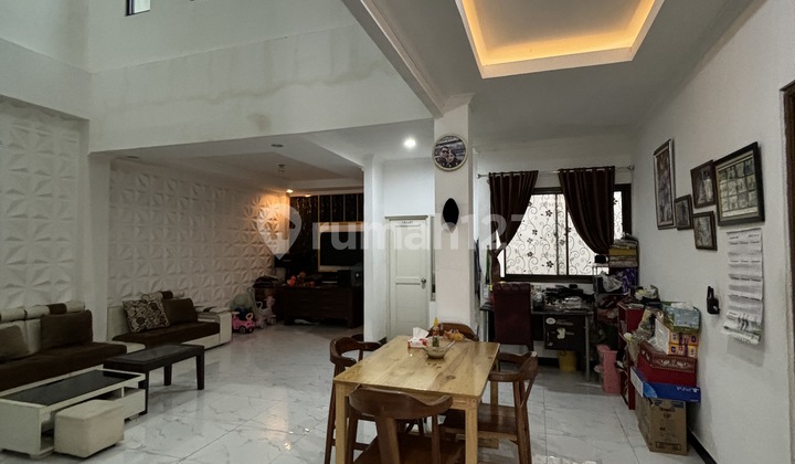 Dijual Murah Rumah 3 Lt 10 X 20 M2 di Meruya Kavling Dki Jakbar SHM Hadap Selatan Ada 5+2 Kt 3+1 Km Garasi 2, Carport 2 Semi Furniture. 2