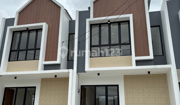 Dijual Murah Bangett !! Rumah Baru 2 Lt 5,3 X 13 M2 Dekat Green Lake City 5 Menit, SHM Hadap Utara Ada 2 Kt 2 Km Unfurnished, Siap Huni!! Survey Yuk!!