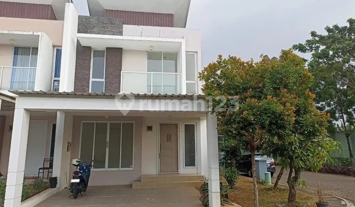 For Rent 2-Story Corner House in Duri Kosambi, Land Area 120 m2, Building Area 115 m2, 4+1 Bedrooms, 2+1 Bathrooms, Unfurnished, Carport, Garden, Ready to Occupancy! Come for a Survey!!