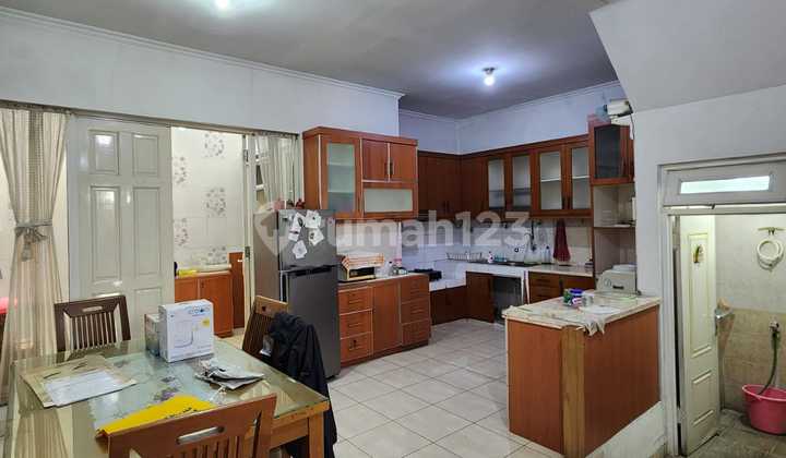 For Rent 2-Story House 5 X 15 M2 In Semanan Indah, Has 3 Bedrooms 2 Bathrooms. Includes 5 AC Units And Kitchen Set, Move-In Ready, Minimum Lease 2 Years. Let's Survey & Negotiate!! 2