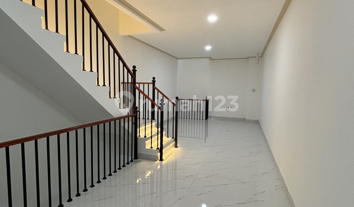 Dijual Rumah Baru 4 Lt 4 X 20 M2 Di Taman Ratu Duri Kepa Ada 2 Kt 3+1 Km Unfurnished. Row Jln 2 Mobil. Siap Huni. Survey Yuk!! 2