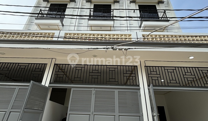 Dijual Rumah Baru 4 Lt 4 X 20 M2 Di Taman Ratu Duri Kepa Ada 2 Kt 3+1 Km Unfurnished. Row Jln 2 Mobil. Siap Huni. Survey Yuk!!