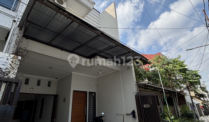 Dijual Rumah 3 Lt 5 X 13 M2 Di Tanjung Duren Selatan Shm Hadap Selatan 3+1 Kt 3 Km Semi Furnished Garasi 2 Mobil Kecil, Survey Yuk!! Nego Sampai Deal! Siap Huni!!