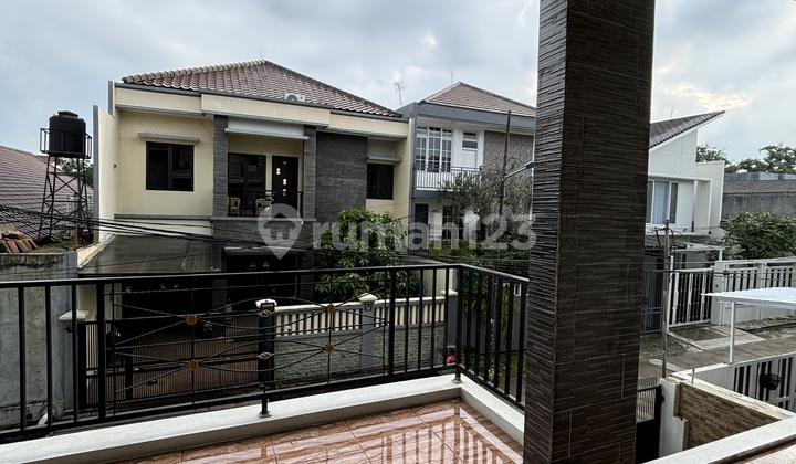 Dijual Murah Rumah 3 Lt 10 X 20 M2 di Meruya Kavling Dki Jakbar SHM Hadap Selatan Ada 5+2 Kt 3+1 Km Garasi 2, Carport 2 Semi Furniture.