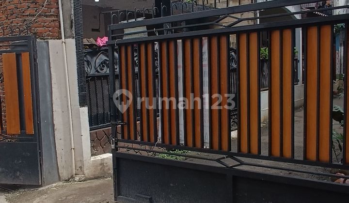 Disewakan Rumah 3 LT 4 X 8 M2 di Kebon Jeruk, Ada 3 KT 3 KM Unfurnished, Ada Furniture, Row Jalan 1 Mobil, Siap Huni, Ayo Survei Yuk!!