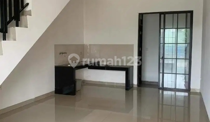 Disewakan Rumah 2 Lt 6 X 15 M2 Di Green Lake City Cluster Asia Ada 3 Kt 2 Km Unfurnished, View Taman, Siap Huni, Survei Yuk!! Carport 2 Mobil 2