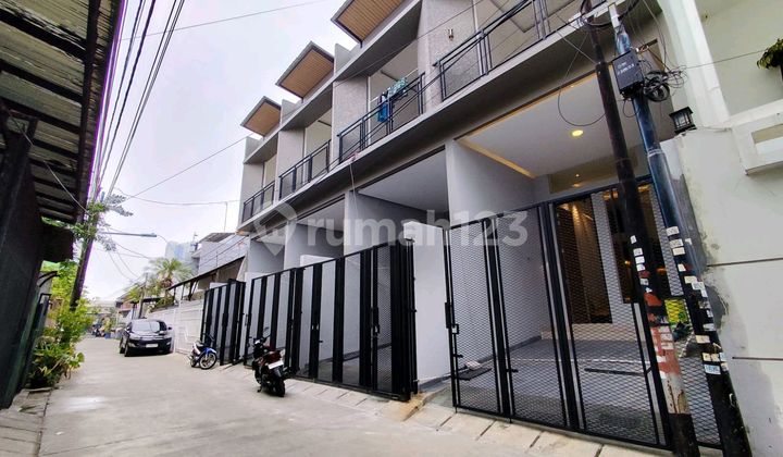 Dijual Rumah 2,5 LT 4 X 13 M2 di Duri Kepa Ada 3/ 4 KT 2 KM Carport 1 Mobil, Free Kitchen Set, SHM Hadap Selatan, Siap Huni,Ayo Survei Yuknego