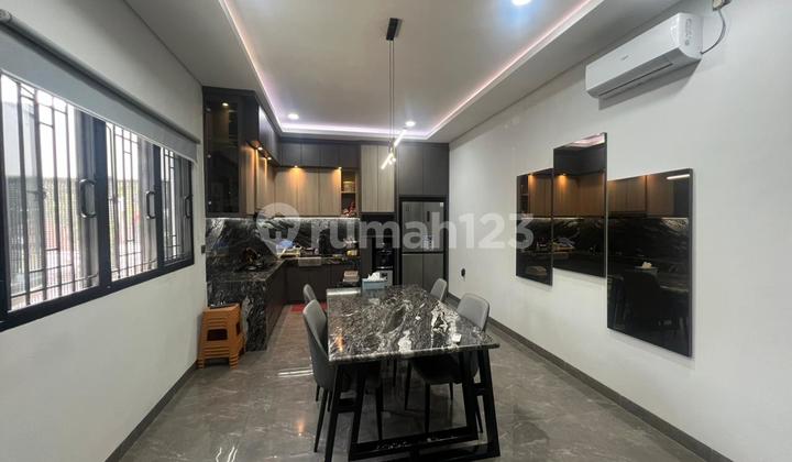 Dijual Rumah Hoek 3 Lt Di Meruya Utara Lt 100 M2 Lb 115 M2 Ada 2+1 Kt 3+2 Km Full Furniture, Air Tanah & Pam, Listrik 4.400 W, Survei Yuk, Nego Yuk!!  2