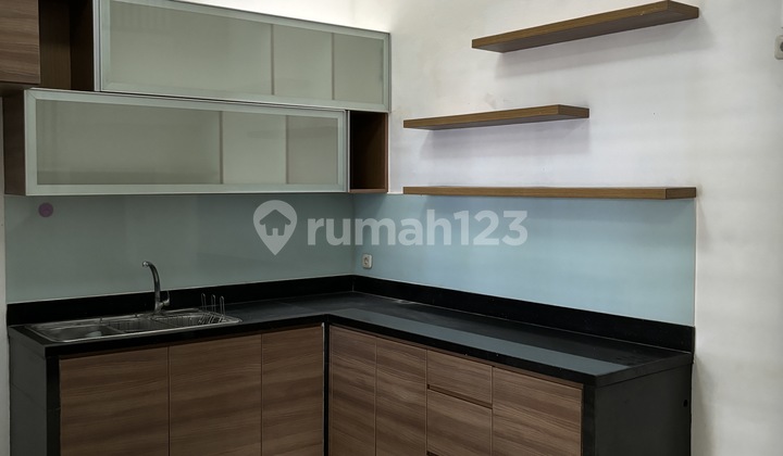 For Sale 3-Story House 5 X 13 M2 in Tanjung Duren Selatan, SHM, South-Facing, 3+1 Bedrooms, 3 Bathrooms, Semi-Furnished, 2 Small Car Garages, Let's Check It Out!! Negotiable Until Deal! Ready to Occupy!! 2