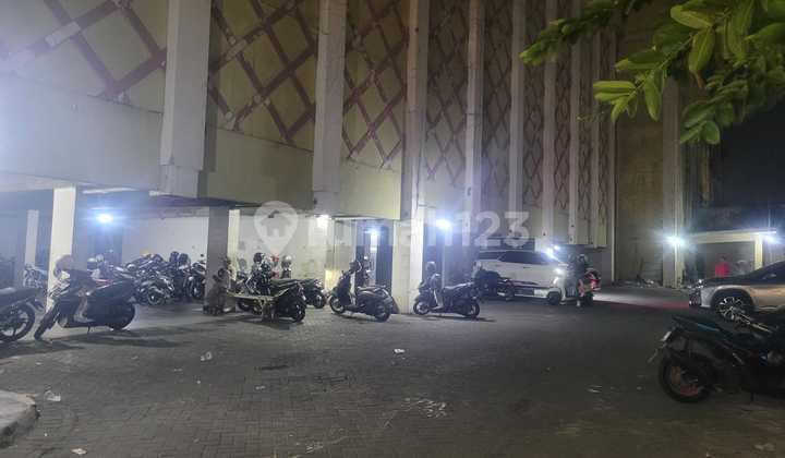 Two-Story Large Building on Jalan Tunjungan Surabaya Center, Parking Area Available Two-Story Large Building on Jalan Tunjungan Surabaya Center, Parking Area Available