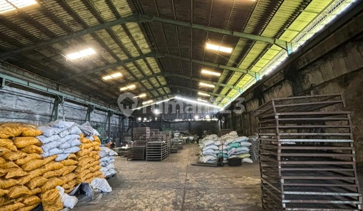 Gudang Raya Sememi Surabaya, Concrete Floor, Trucks Can Enter the Warehouse.