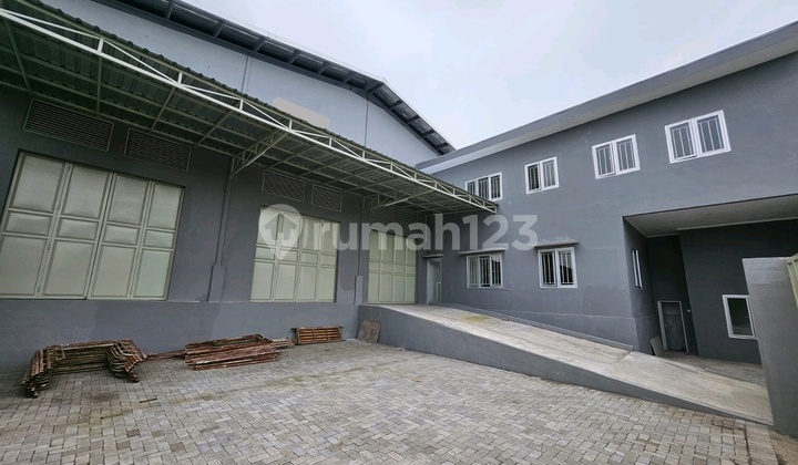 Gudang Romokalisari Baru Modern Lantai Cor Loading Dock dengan Kantor