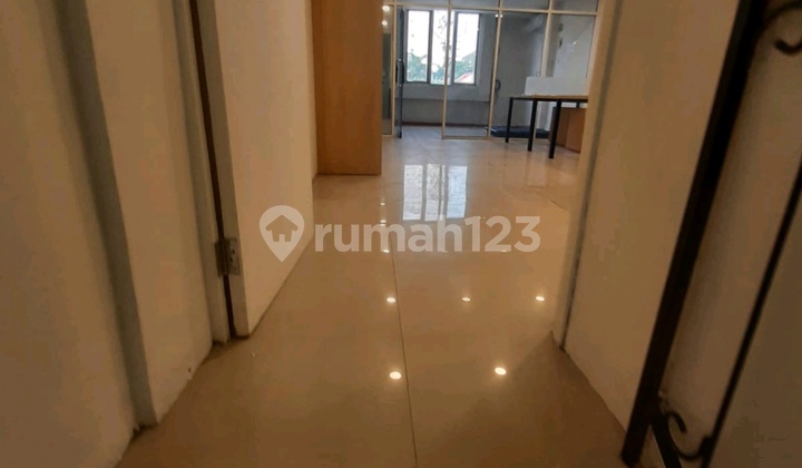 3-Story Shop House in Gubeng, Facing Kalimantan Street, Good Condition, Ready to Use 2
