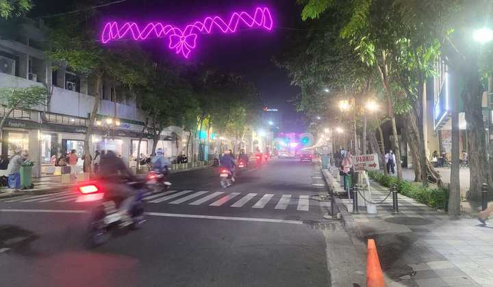 Two-Story Large Building on Jalan Tunjungan Surabaya Center, Parking Area Available Two-Story Large Building on Jalan Tunjungan Surabaya Center, Parking Area Available