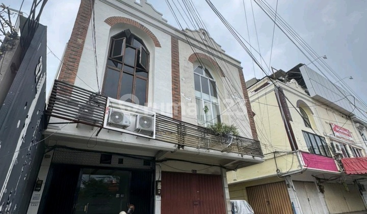 3-Story Shop House in Gubeng, Facing Kalimantan Street, Good Condition, Ready to Use