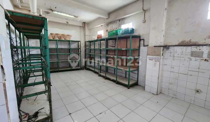 4.5-Storey Shop House located on Jl. Pahlawan Revolusi, highly suitable for business in the Premium area of East Jakarta. 4.5-Storey Shop House located on Jl. Pahlawan Revolusi, highly suitable for business in the Premium area of East Jakarta.