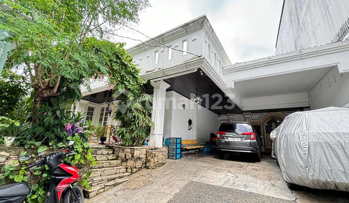 Rumah Mewah SHM Siap Huni Depan Taman di Tebet, Jaksel