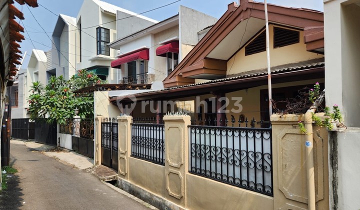 House in East Tebet Dalam Near the Park