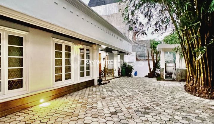 Rumah Mewah SHM Siap Huni Depan Taman di Tebet, Jaksel