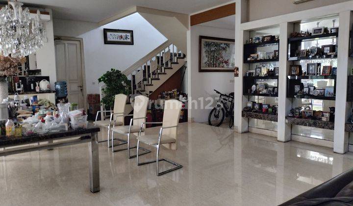 ruang makan rumah di area hunian pondok