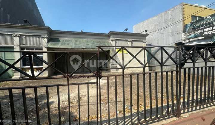 Ruang Usaha Di Jalan Raya Area Komersial Bisnis Dan Strategis 