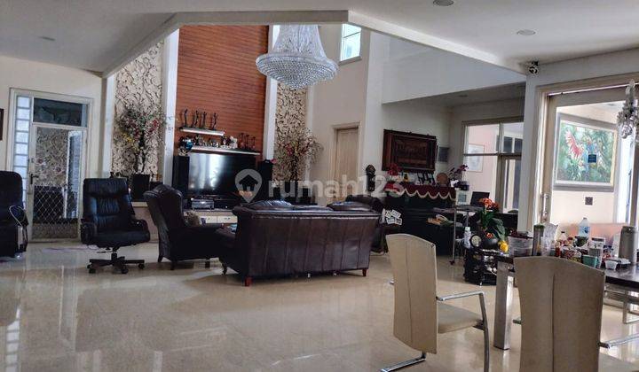 ruang keluarga rumah di area hunian pondok