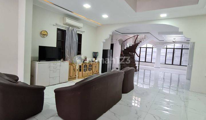 Dijual Rumah Mewah 5 Kamar di Taman Beverly Golf, Lippo Karawaci 1