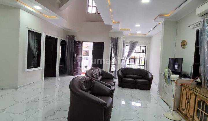 Dijual Rumah Mewah 5 Kamar di Taman Beverly Golf, Lippo Karawaci 2