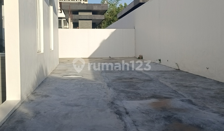 2-Story House in Hook Position with a Spacious Yard in Batam City