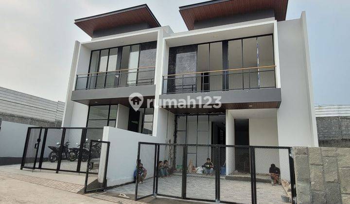 Exclusive Rumah di Cluster Ter Elit di Setraduta Grande 1