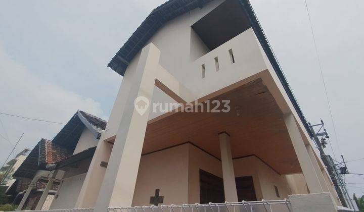 7 Bedroom House Strategic Location Suitable for Investment in Boarding Houses and Residences 1