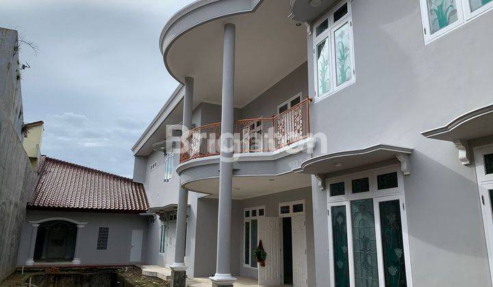 RUMAH MEWAH SEMI KLASIK HARGA MENARIK DEPAN TAMAN & JALAN UTAMA CINERE 2