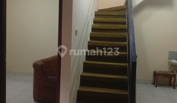 515. For Rent: 2-Story House on Jalan Kh Moch Kup Pinang, Tangerang City, Near SMKS Asy Syifa Tangerang and Pasar Bengkok.