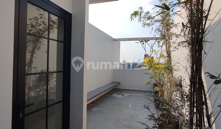 P96. Murah Dijual Town House 4 Lantai Modern di Cidodol Kebayoran Lama Jakarta Selatan - Smart Home System, Rooftop Garden Siap Huni