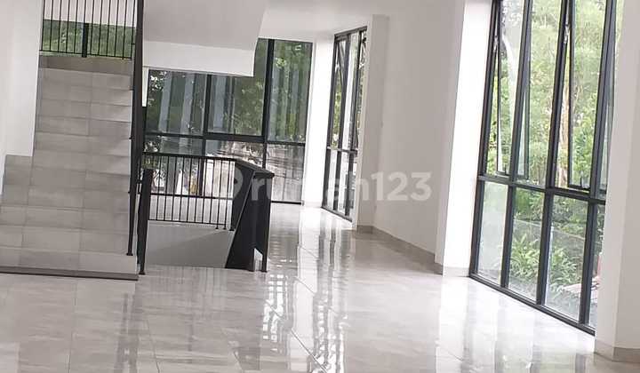 In Surabaya City, SHM Office 258.5 m² Unfurnished
