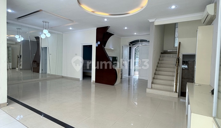 Disewakan Rumah Pik 8x17 Semi Furnished Rapih 