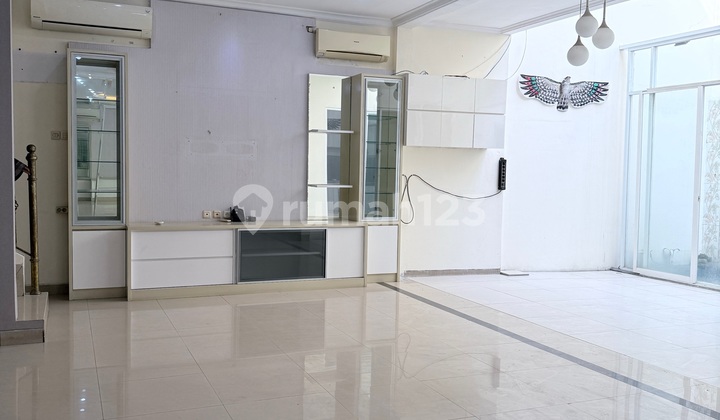 Disewakan Rumah Pik 8x17 Semi Furnished Rapih  2