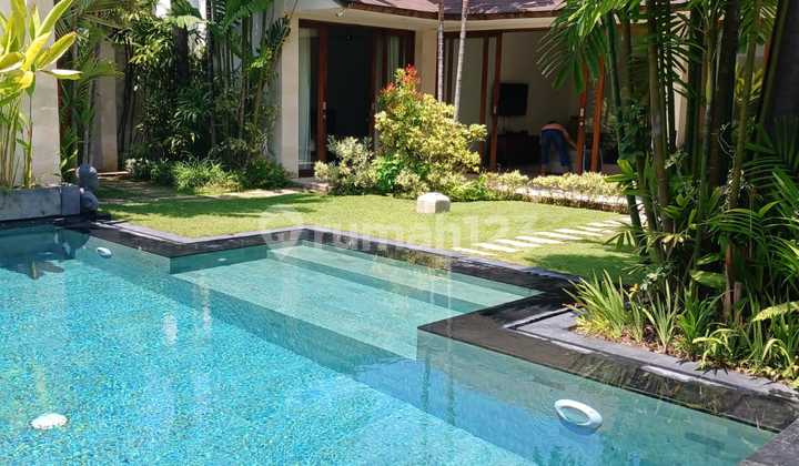 Villa Merah Berawa - 3 Bedroom Stylish Villa Near Finns & Atlas, Enclosed Living