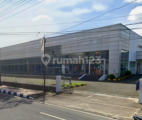 Spacious Showroom on the Main Road in North Magelang A5536
