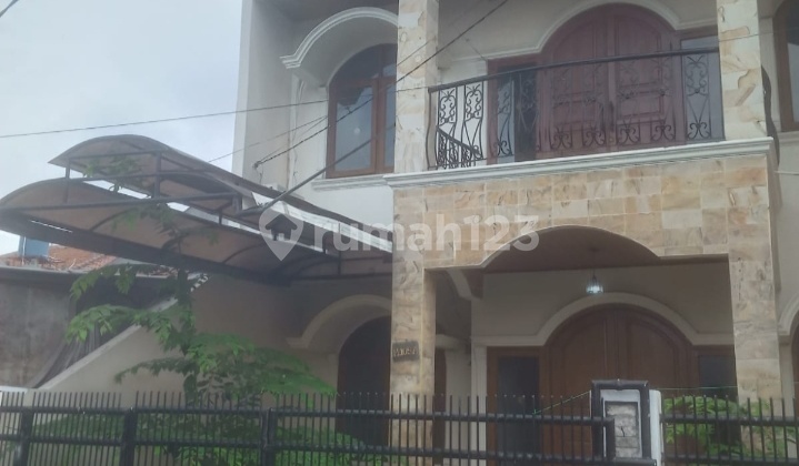 Rumah Dua Lantai Lingkungan Tenang & Aman