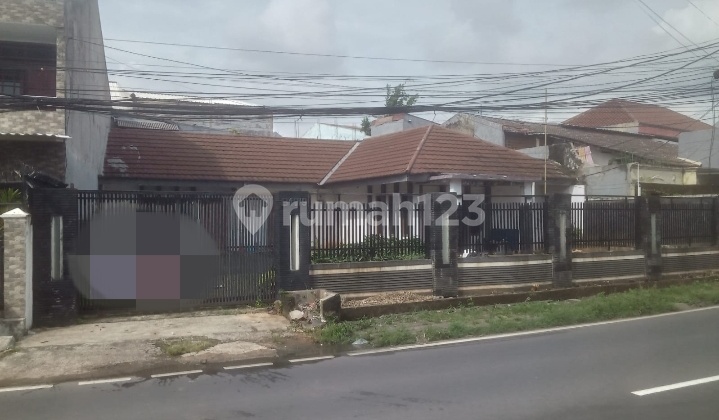 Rumah Luas & Lokasi di Pinggir Jalan Ramai