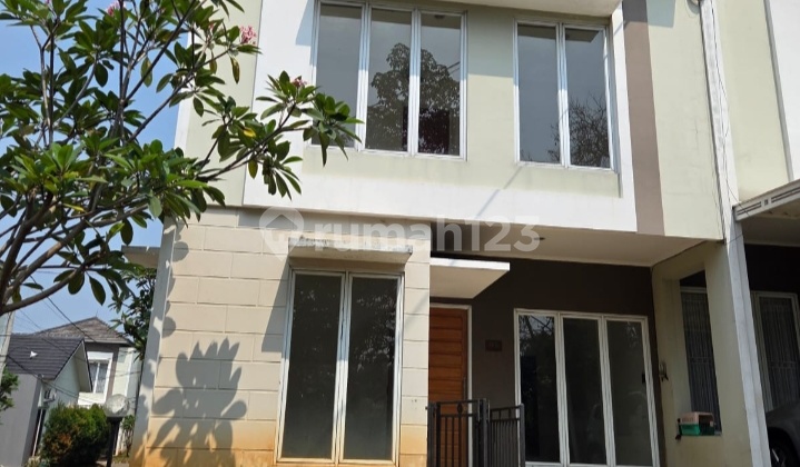 Cluster House in a Quiet Neighborhood Hook Position