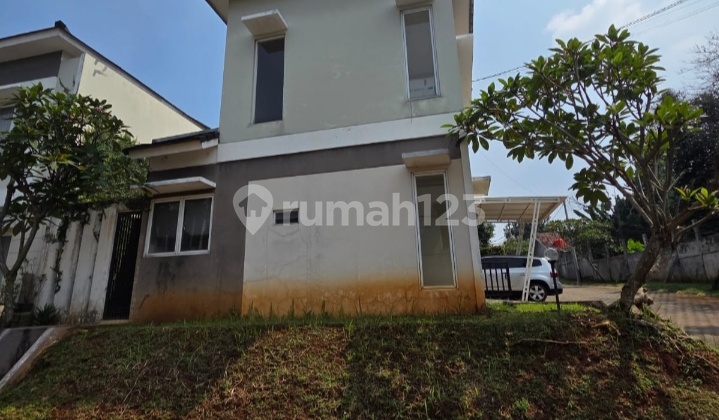 Cluster House in a Quiet Neighborhood Hook Position