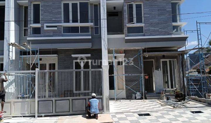 AD25  RUMAH BARU GRESSS 2 LT DI JEMURSARI GAYA MODERN MINIMALIS, ROW LEBAR POLL 1