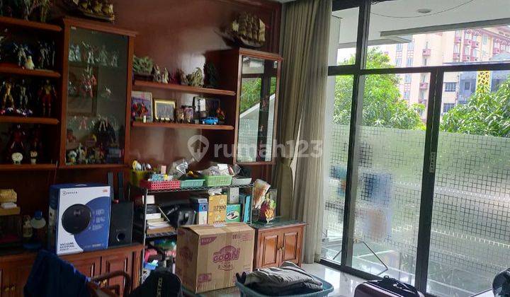 Dijual Rumah 3 Lantai Lokasi Strategis Dekat Stasiun  1